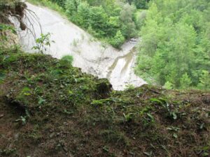 Trail along the edge of a cliff